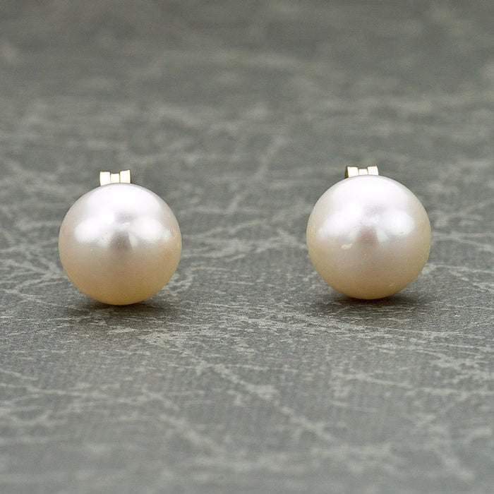Freshwater Pearl Stud Earrings 6mm Round Pearls in 9K Yellow Gold