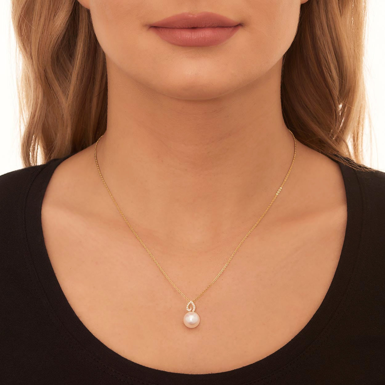 Pearl Pendant With 0.06ct Diamond 9K Yellow Gold