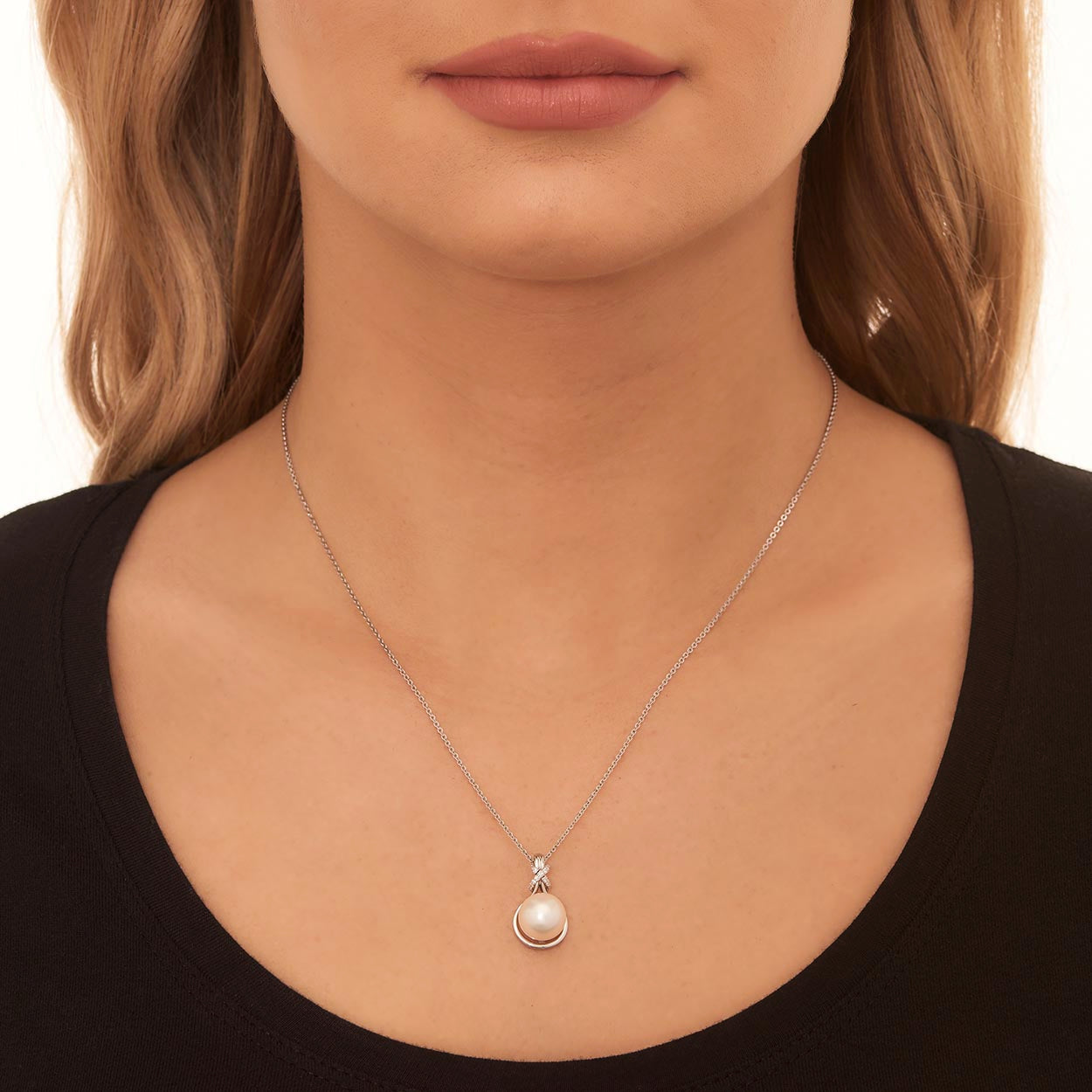 Pearl Pendant Necklace With 0.06ct Diamond 9K White Gold