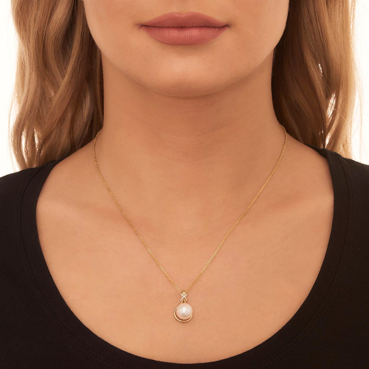 Pearl Pendant Necklace With 0.06ct Diamond 9K Yellow Gold