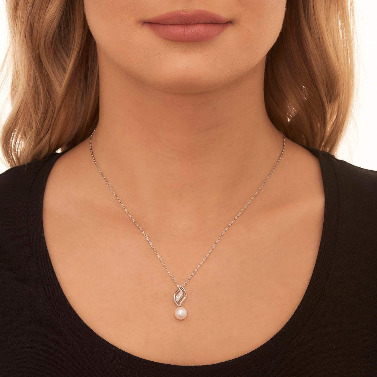 Pearl Pendant Necklace With 0.15ct Diamond 18K White Gold