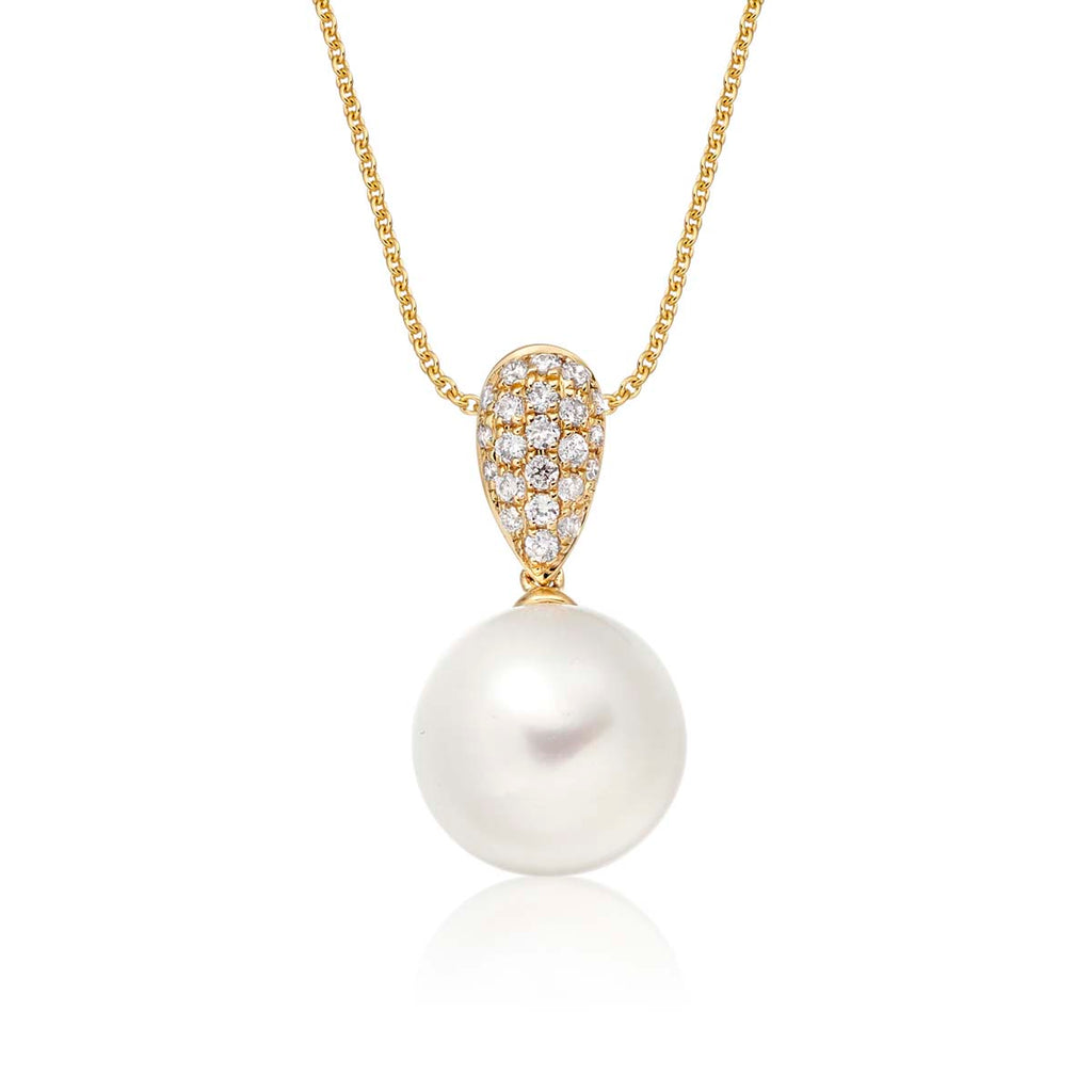 Freshwater pearl with 0.11ct diamond pendant in 18K yellow gold