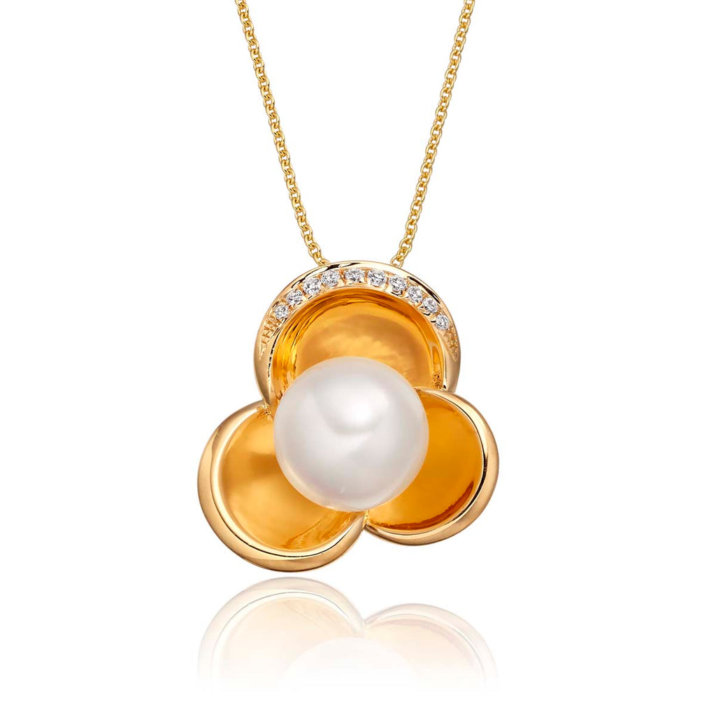 Freshwater pearl with 0.04ct diamond pendant in 18K yellow gold 