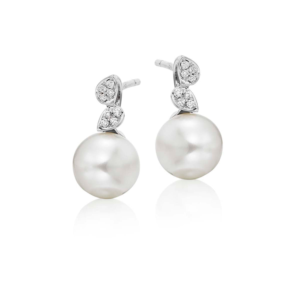 Freshwater pearl with 0.06ct diamond studs in 18K white gold