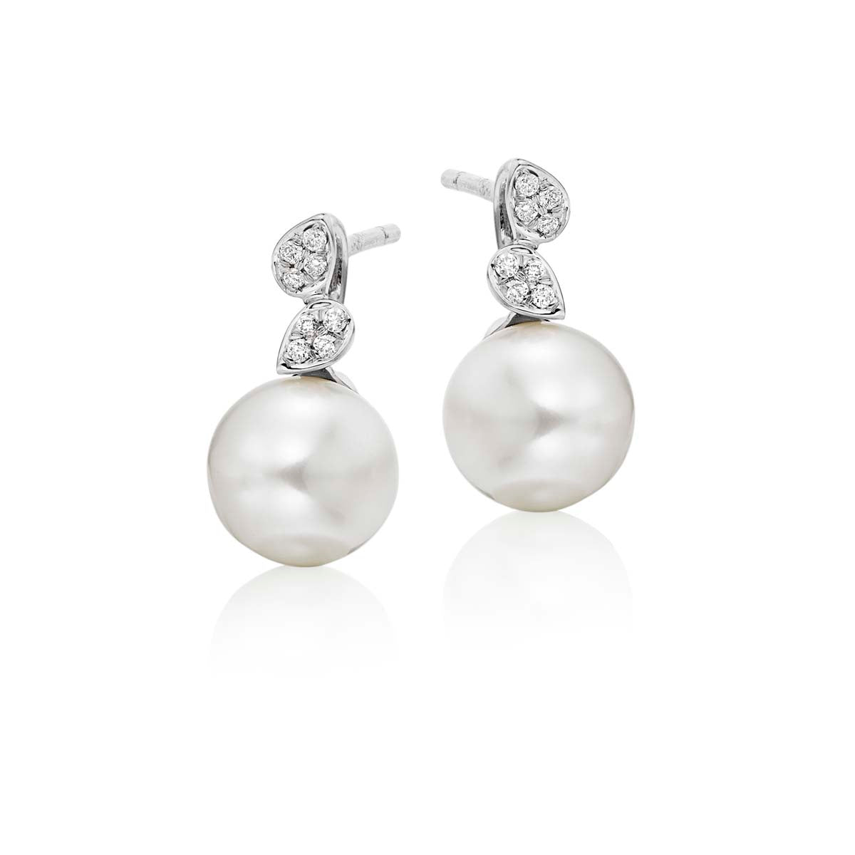 Freshwater pearl with 0.06ct diamond studs in 18K white gold