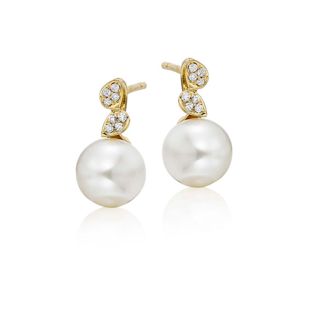 Freshwater pearl with 0.06ct diamond studs in 18K yellow gold