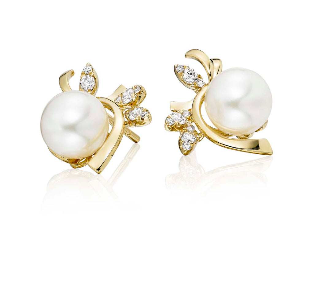 Freshwater pearl with 0.17ct diamond studs in 9K yellow gold