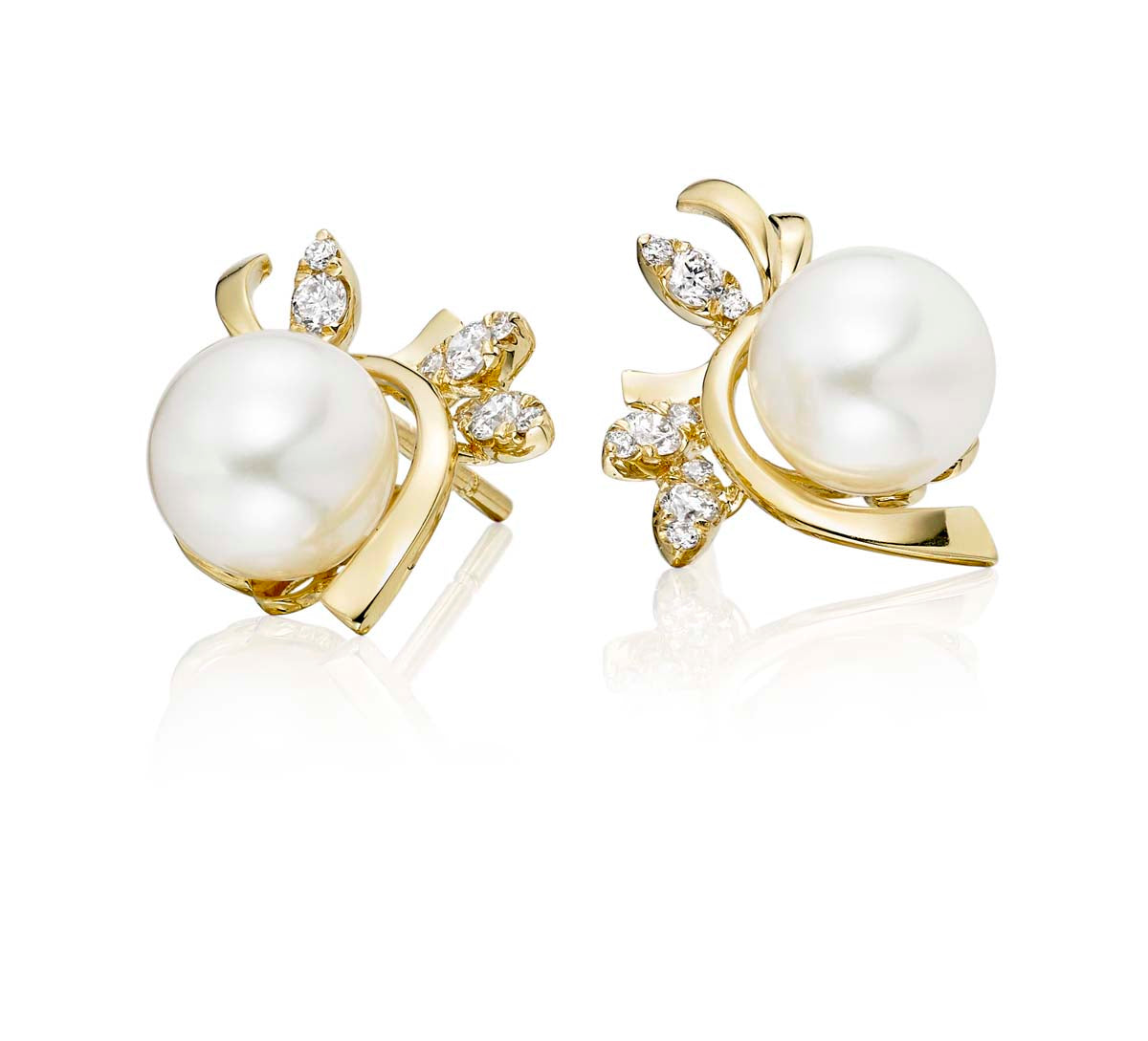 Freshwater pearl with 0.17ct diamond studs in 9K yellow gold
