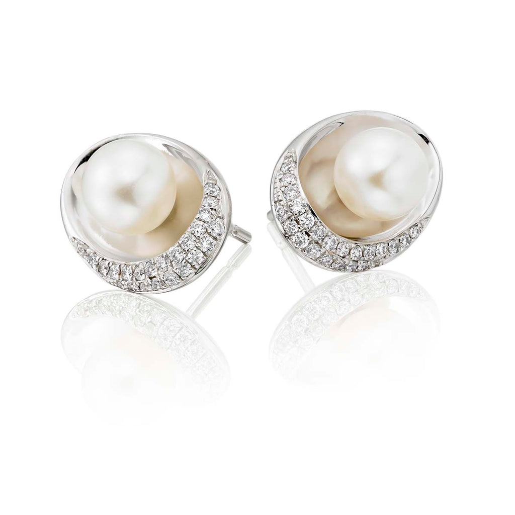 Freshwater pearl with 0.20ct diamond studs in 18K white gold