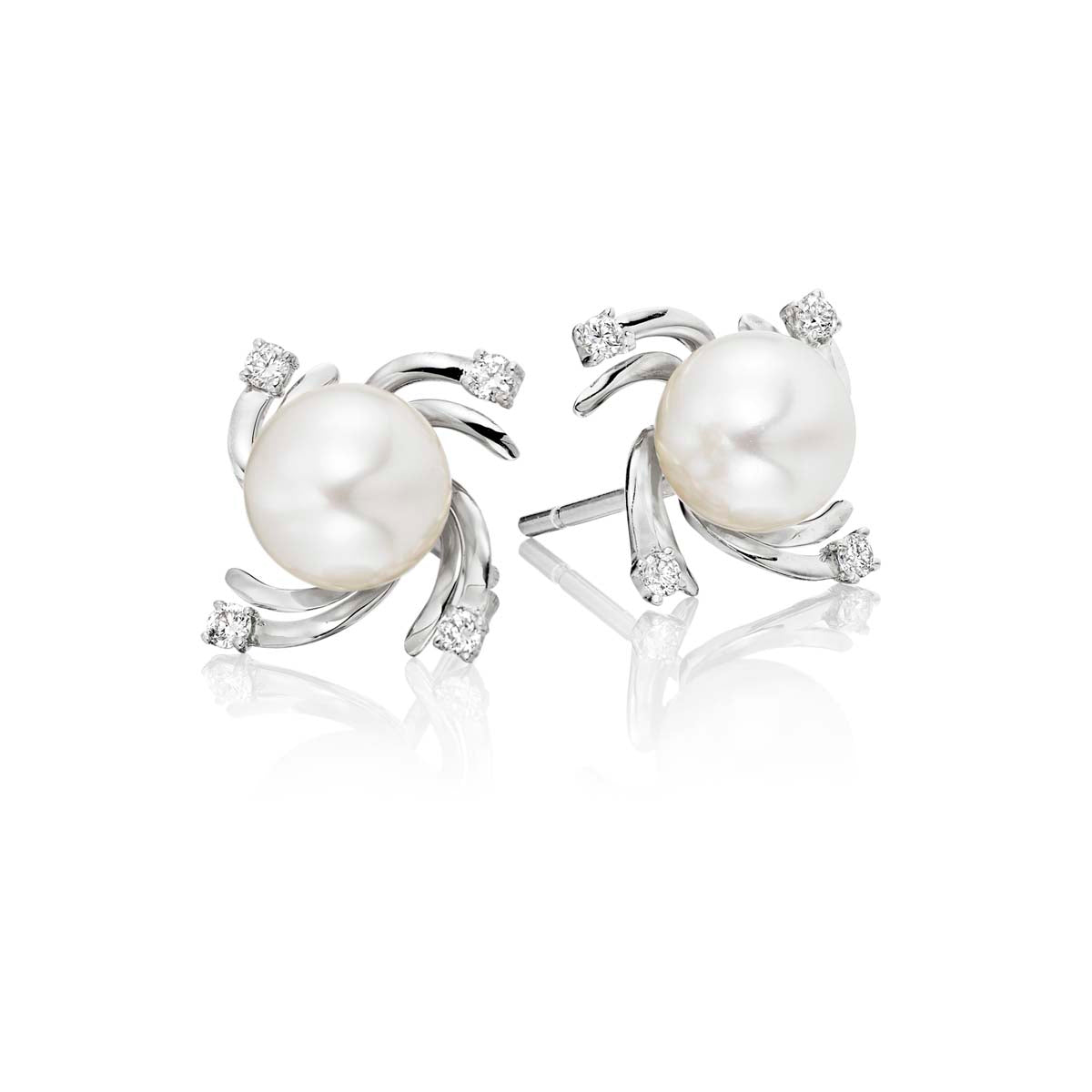 Freshwater pearl with 0.12ct diamond studs in 18K white gold