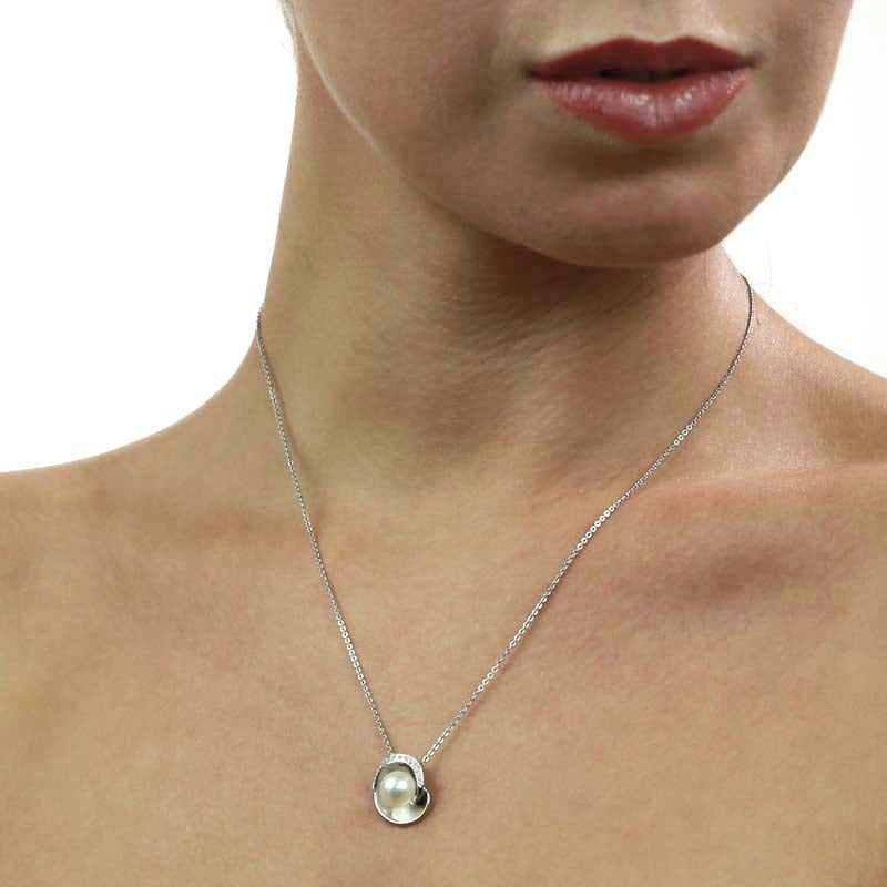 Bowl freshwater pearl and diamond pendant in 18K white gold