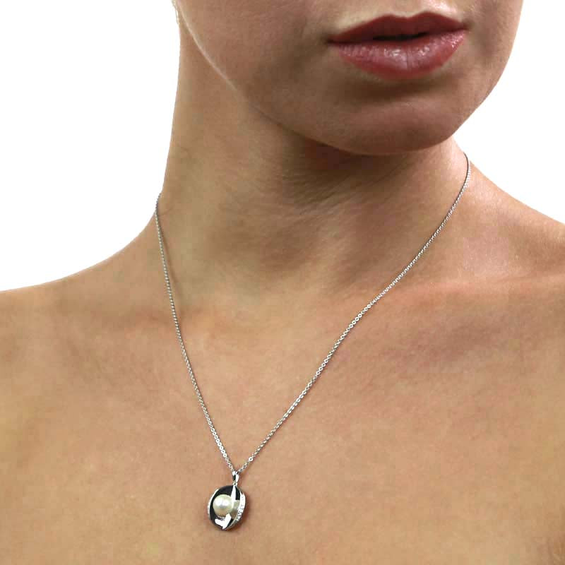 Oyster freshwater pearl & diamond pendant in 18K white gold