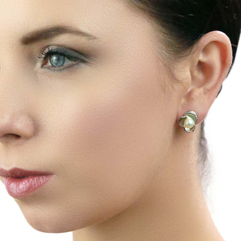 Freshwater pearl with 0.05ct diamond studs in 9K white gold