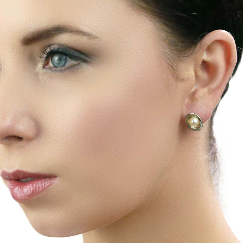Freshwater pearl with 0.20ct diamond studs in 18K white gold