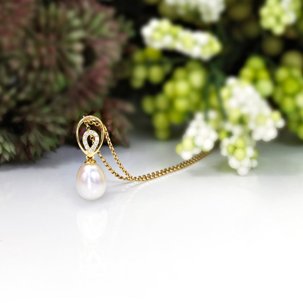 Pearl Necklace Dazzling White Cubic Zirconia Stones in 9K Yellow Gold
