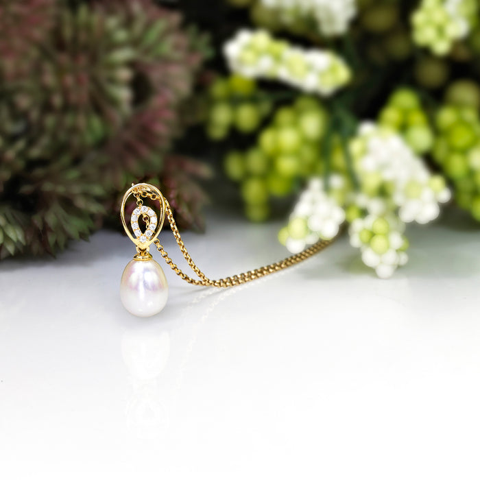 Pearl Necklace Dazzling White Cubic Zirconia Stones in 9K Yellow Gold