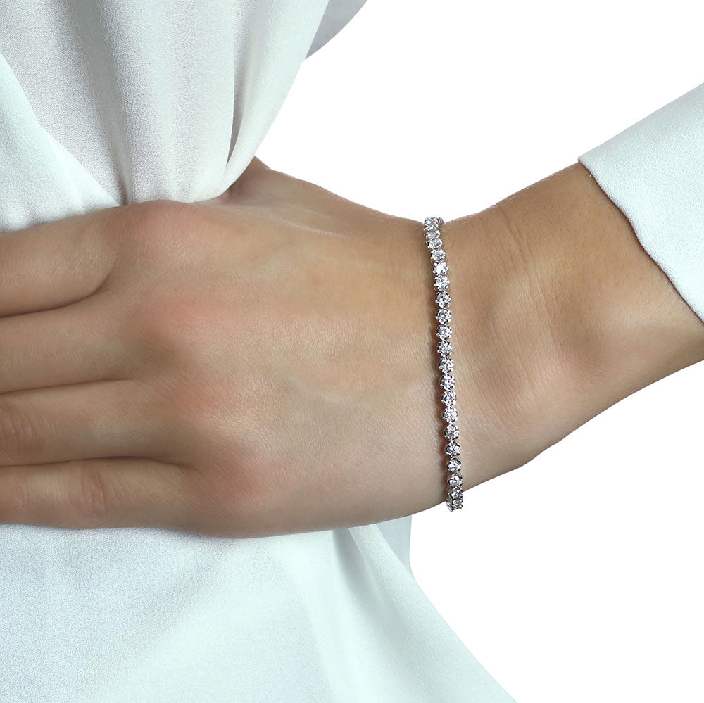 Basket Claw 3.00ct diamond tennis bracelet in 18K white gold