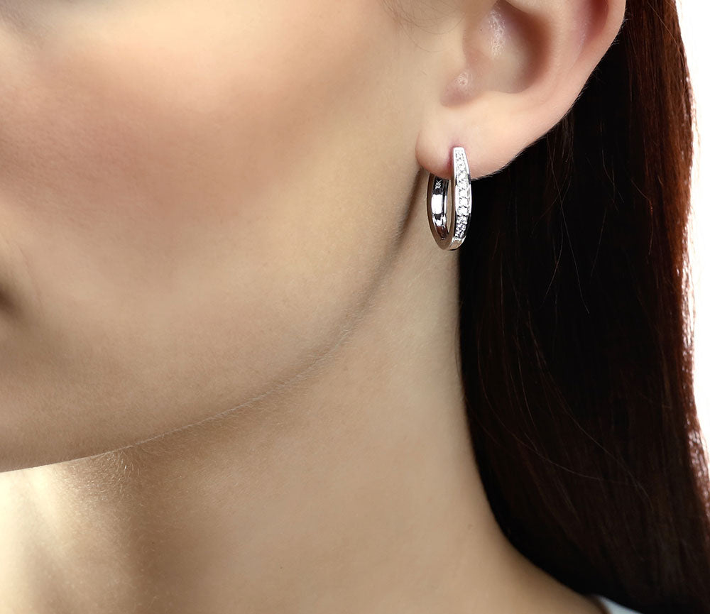 Gradualting 0.25ct diamond hoop earrings in 18K white gold