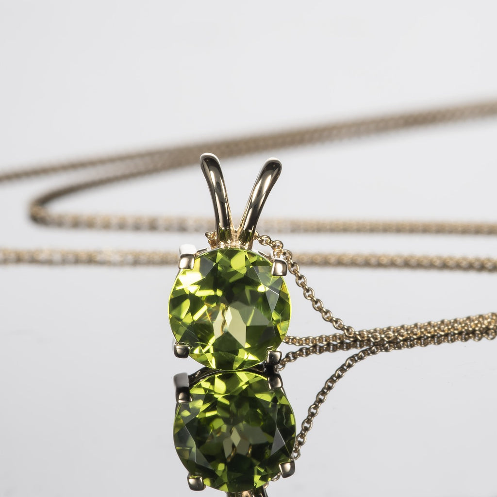 2.20ct Solitaire Peridot Pendant Necklace In 9K Yellow Gold