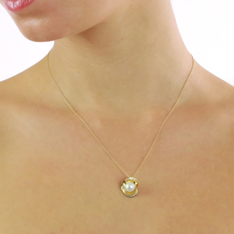 Freshwater pearl with 0.10ct diamond pendant in 18K yellow gold