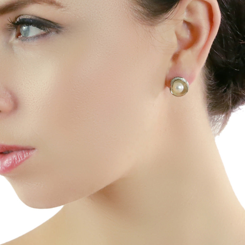 Bowl Freshwater pearl & diamond studs in 18K white gold