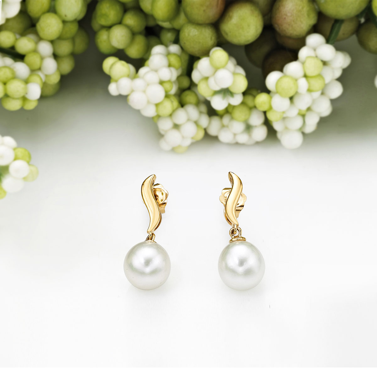 The history of a pearl pendant necklace