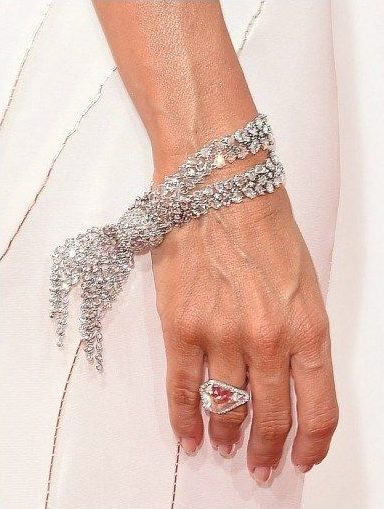 Sofia Vergara's diamond bracelet at the 2014 Emmy awards.